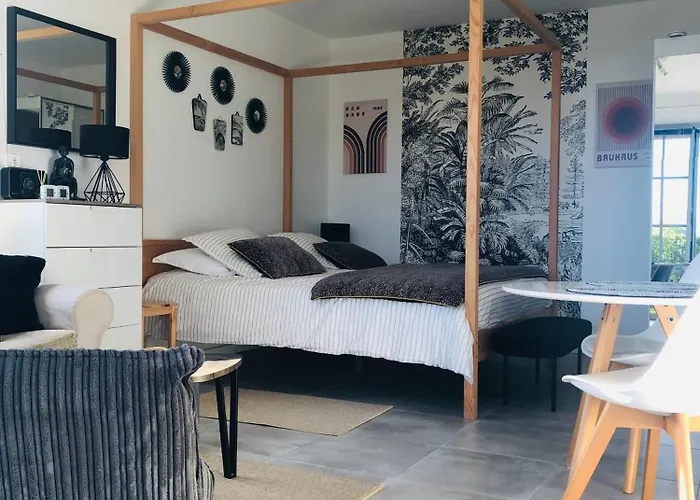 아파트 Bel Air Studios-terrasse Couverte-jardinet-vue Pont De Normandie-parking Prive 옹플뢰르