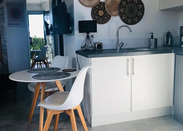 아파트 Bel Air Studios-terrasse Couverte-jardinet-vue Pont De Normandie-parking Prive 옹플뢰르