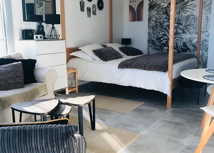 Bel Air Studios-terrasse Couverte-jardinet-vue Pont De Normandie-parking Prive 아파트